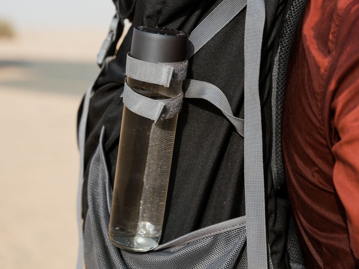Gros plan sur un sac à dos et une bouteille d'eau en extérieur