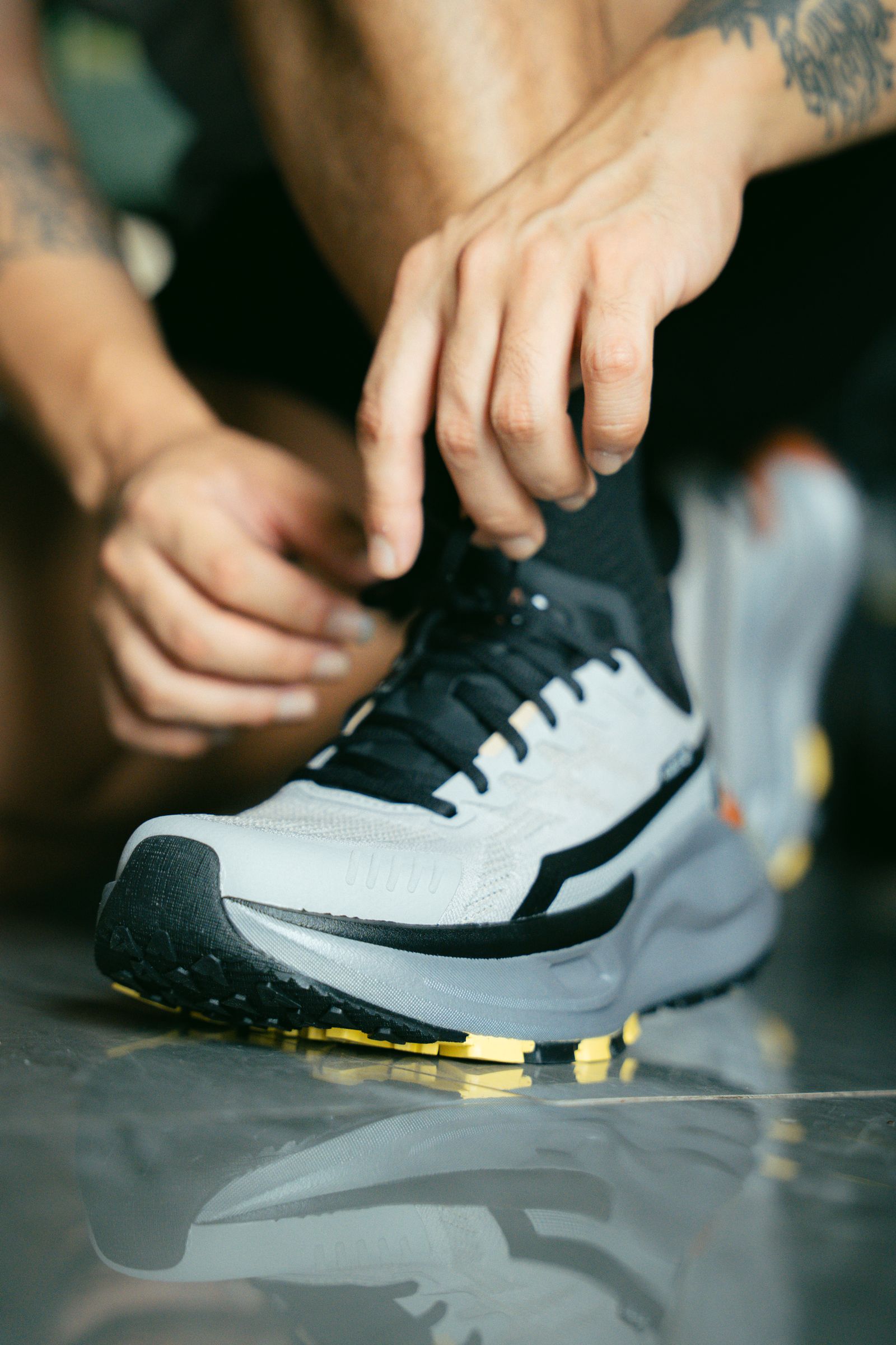 Gros plan sur le laçage d'une chaussure de course pendant un essayage