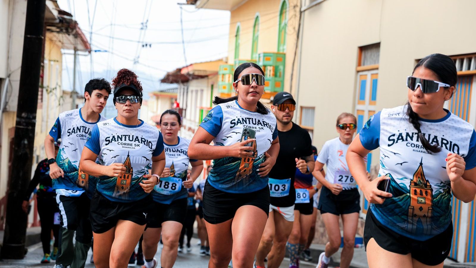 Groupe de coureurs avec dossards participant à une course sur route
