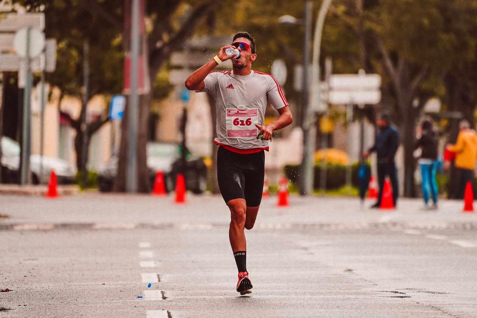 Coureur buvant pendant une course sur route