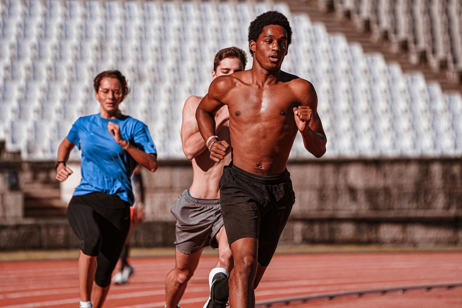 Coureurs réalisant une séance d'intervalles sur une piste d'athlétisme