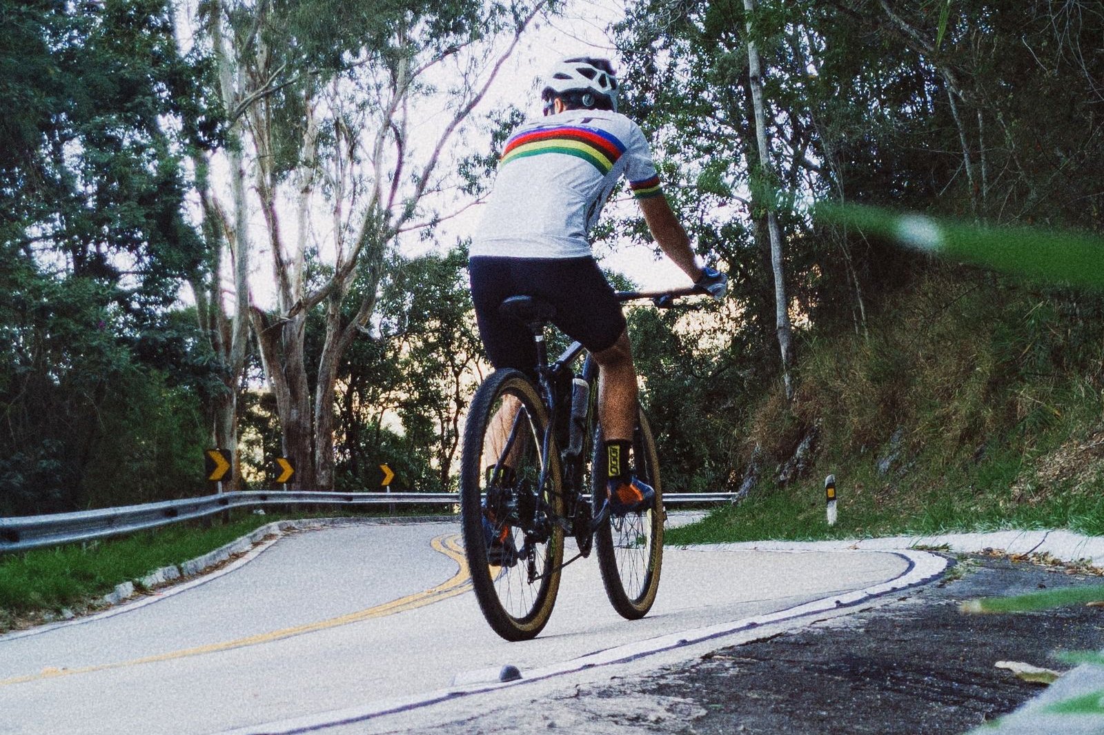 Cycliste en montée sur une route de campagne, effort variable selon le terrain