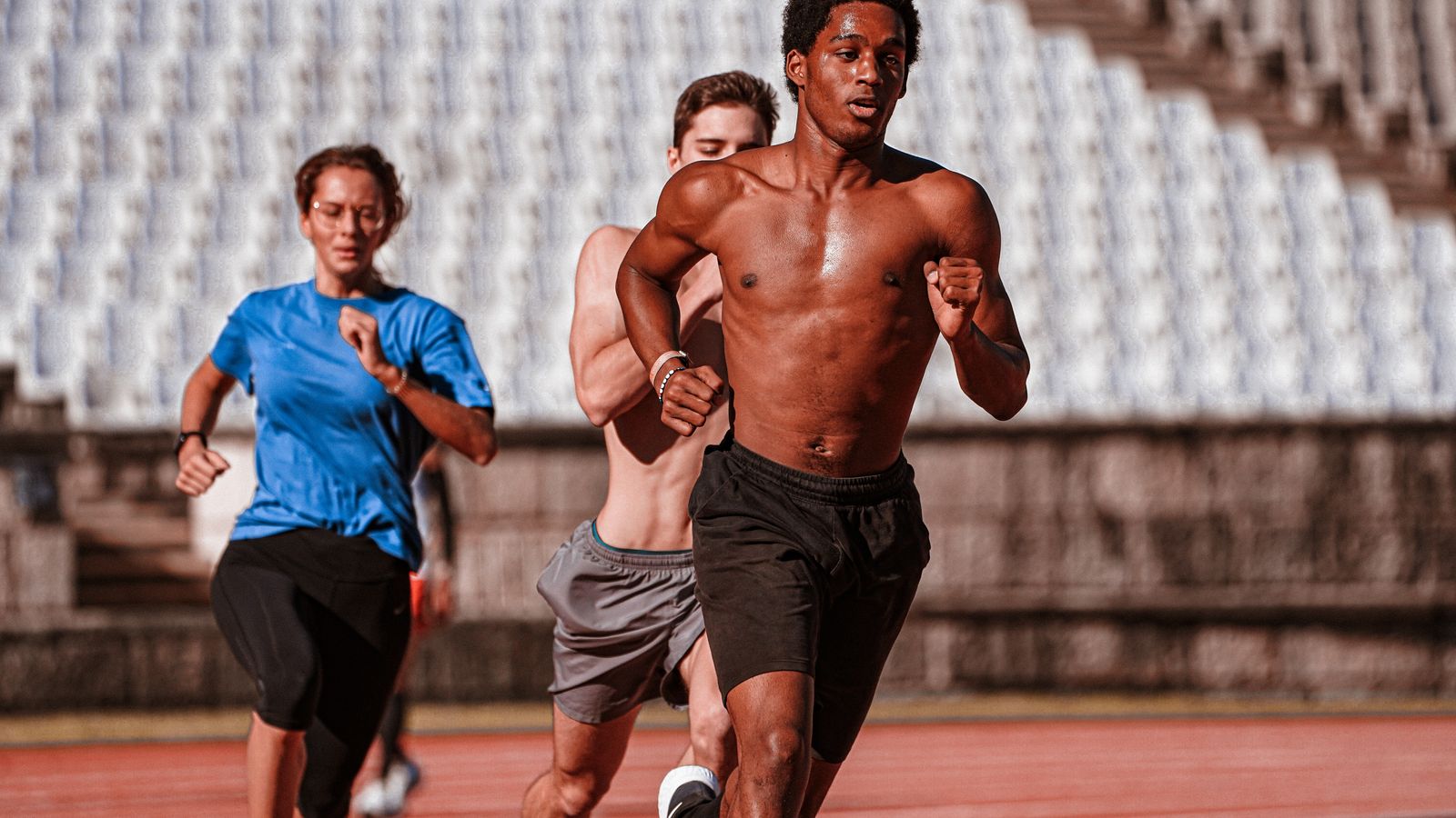 Coureurs réalisant une séance de fractionné sur une piste d'athlétisme
