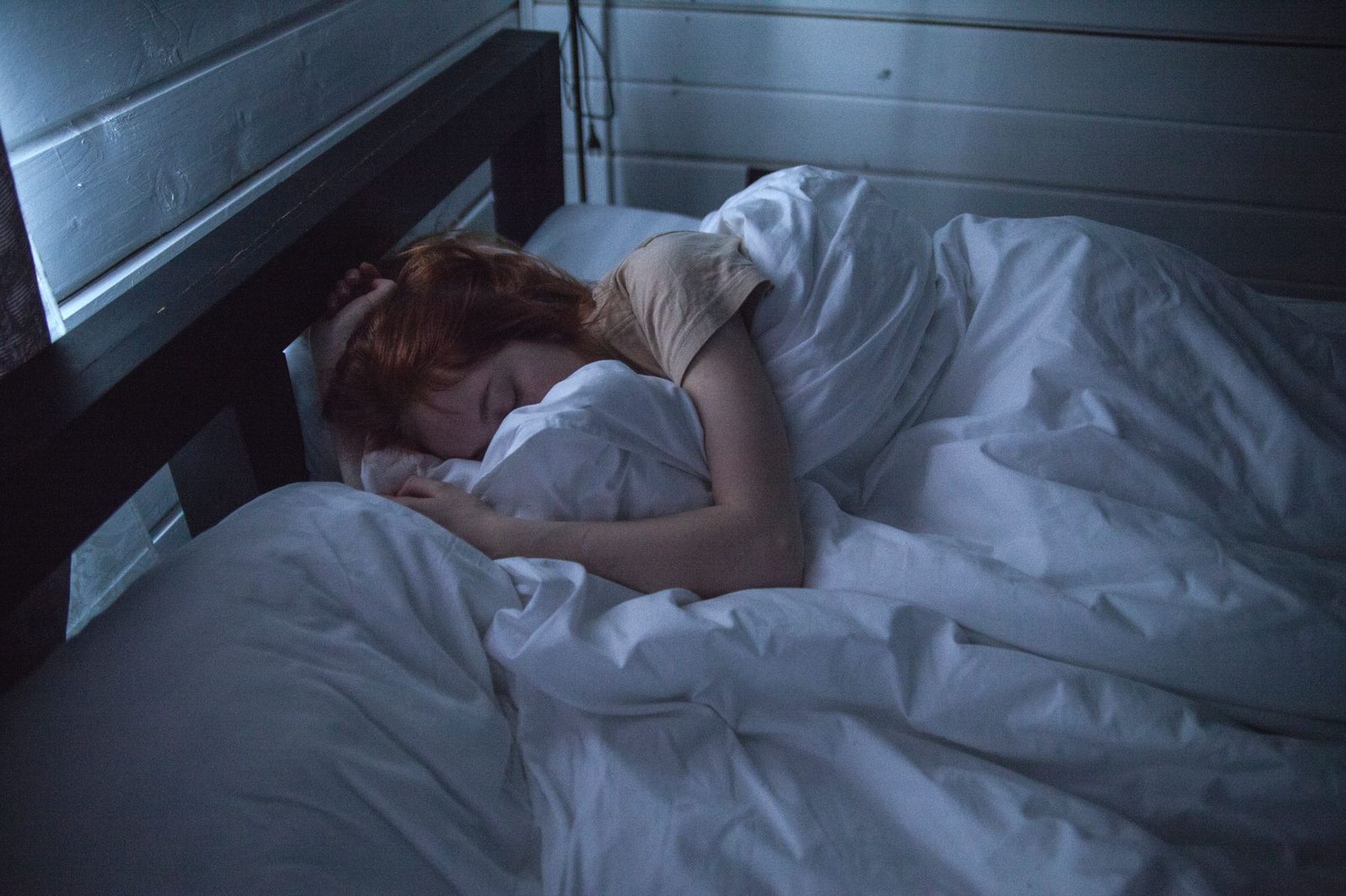 Personne dormant dans une chambre sombre après une journée d'entraînement