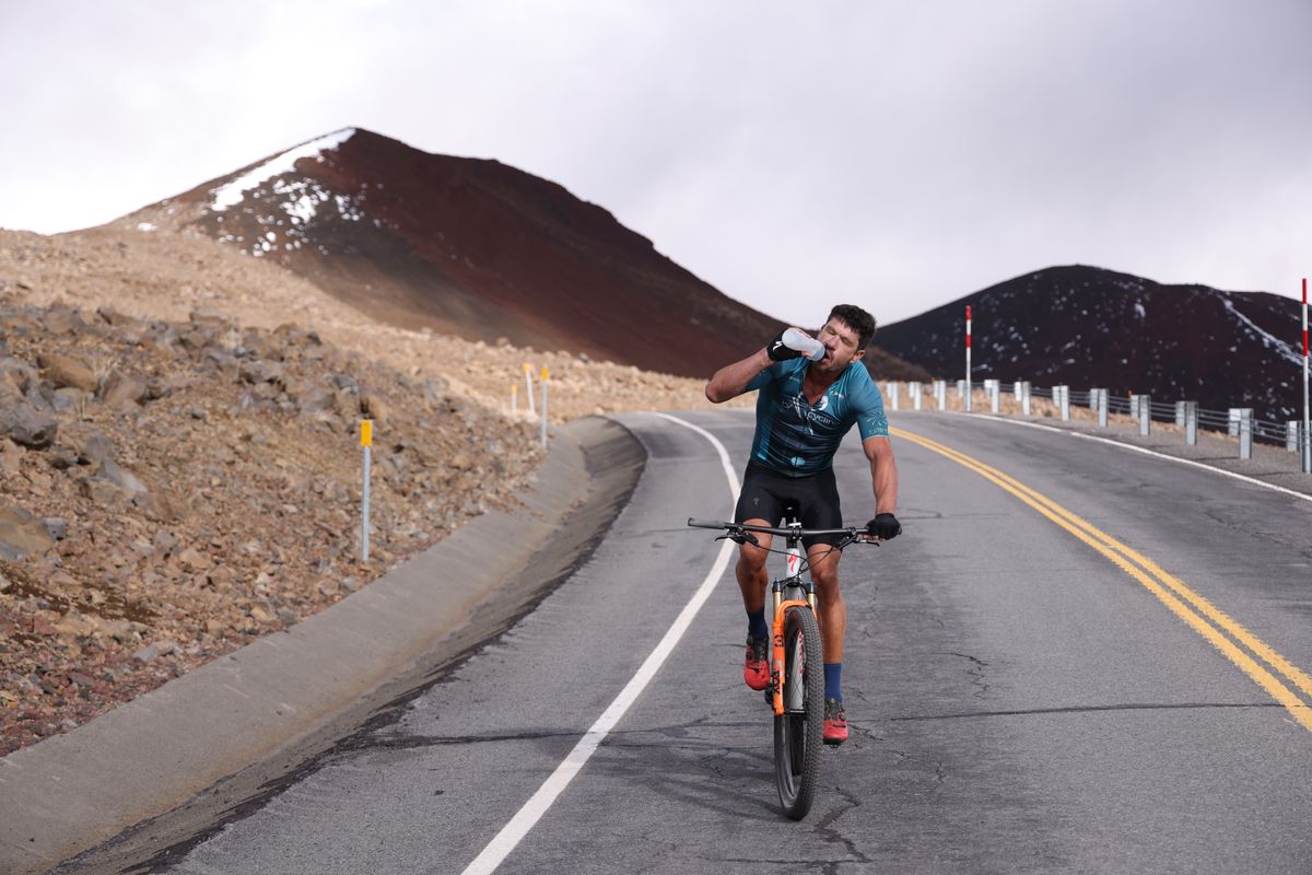 Cycliste buvant pendant une sortie d'endurance sur route