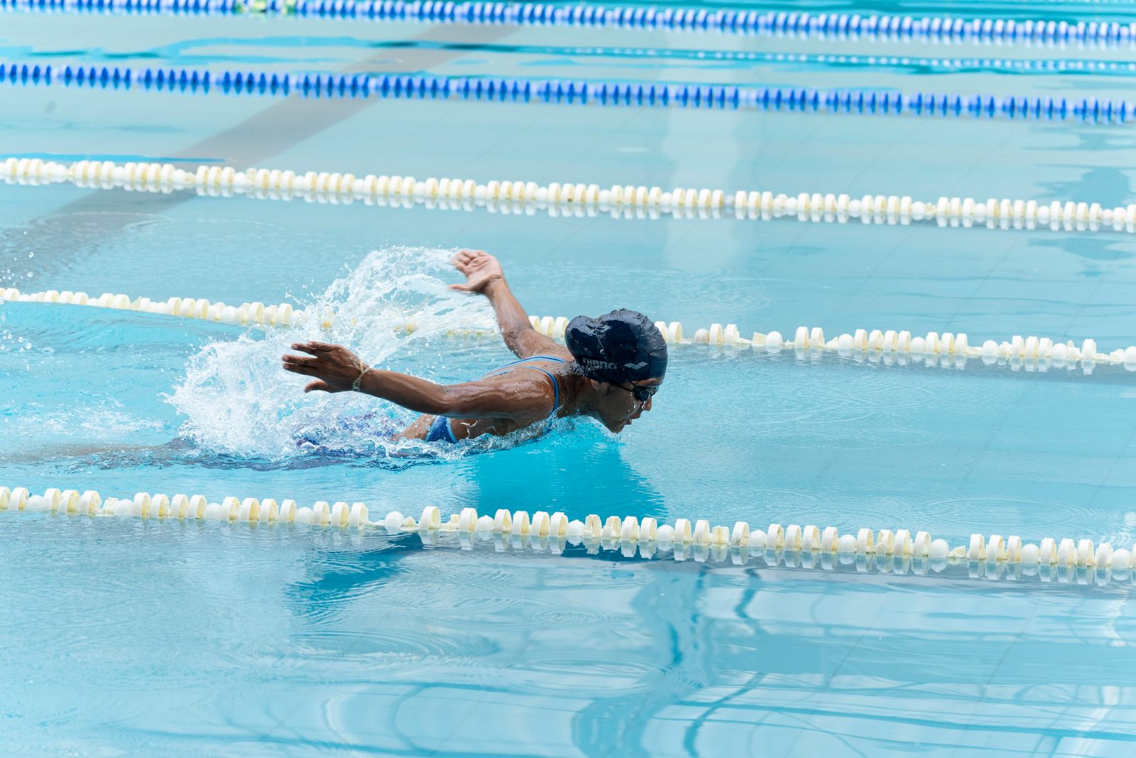 Nageuse réalisant une séance d'entraînement dans un bassin extérieur