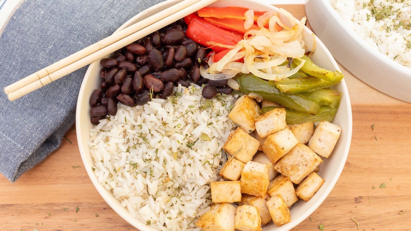 Bol de riz avec tofu, haricots noirs et légumes