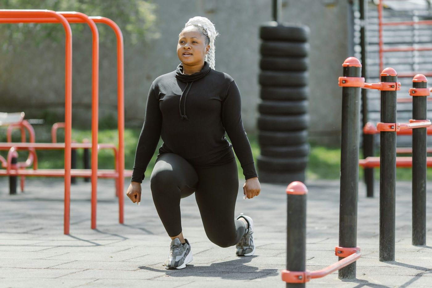 Sportive effectuant une fente contrôlée dans un espace de renforcement extérieur