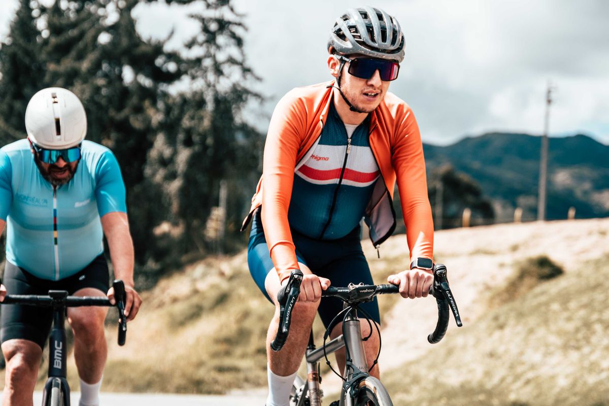 Cyclistes réalisant un entraînement soutenu sur une route