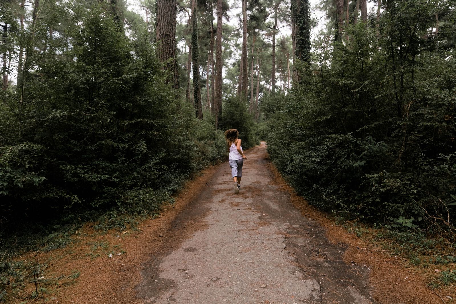 Sportive courant sur un sentier forestier pendant une séance d'endurance