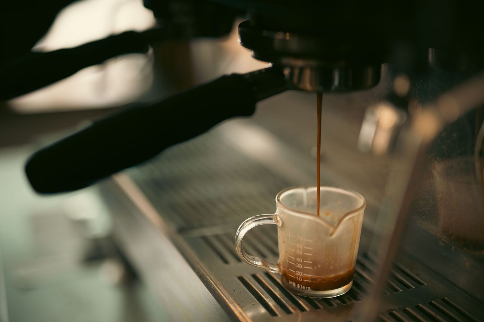 Espresso coulant dans un verre gradué sans indication de teneur exacte en caféine