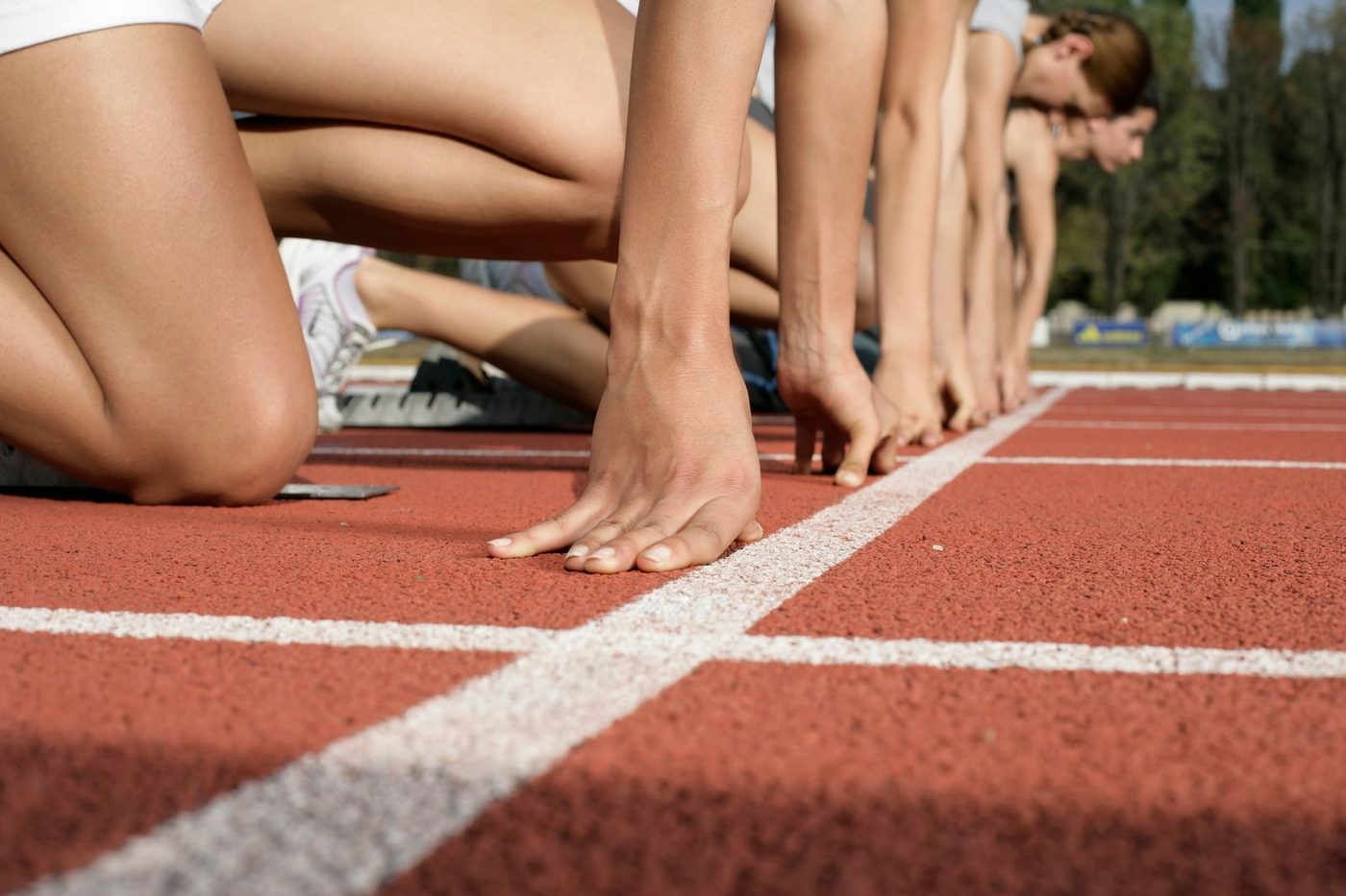 Athlètes prêts à partir sur une piste avant une compétition