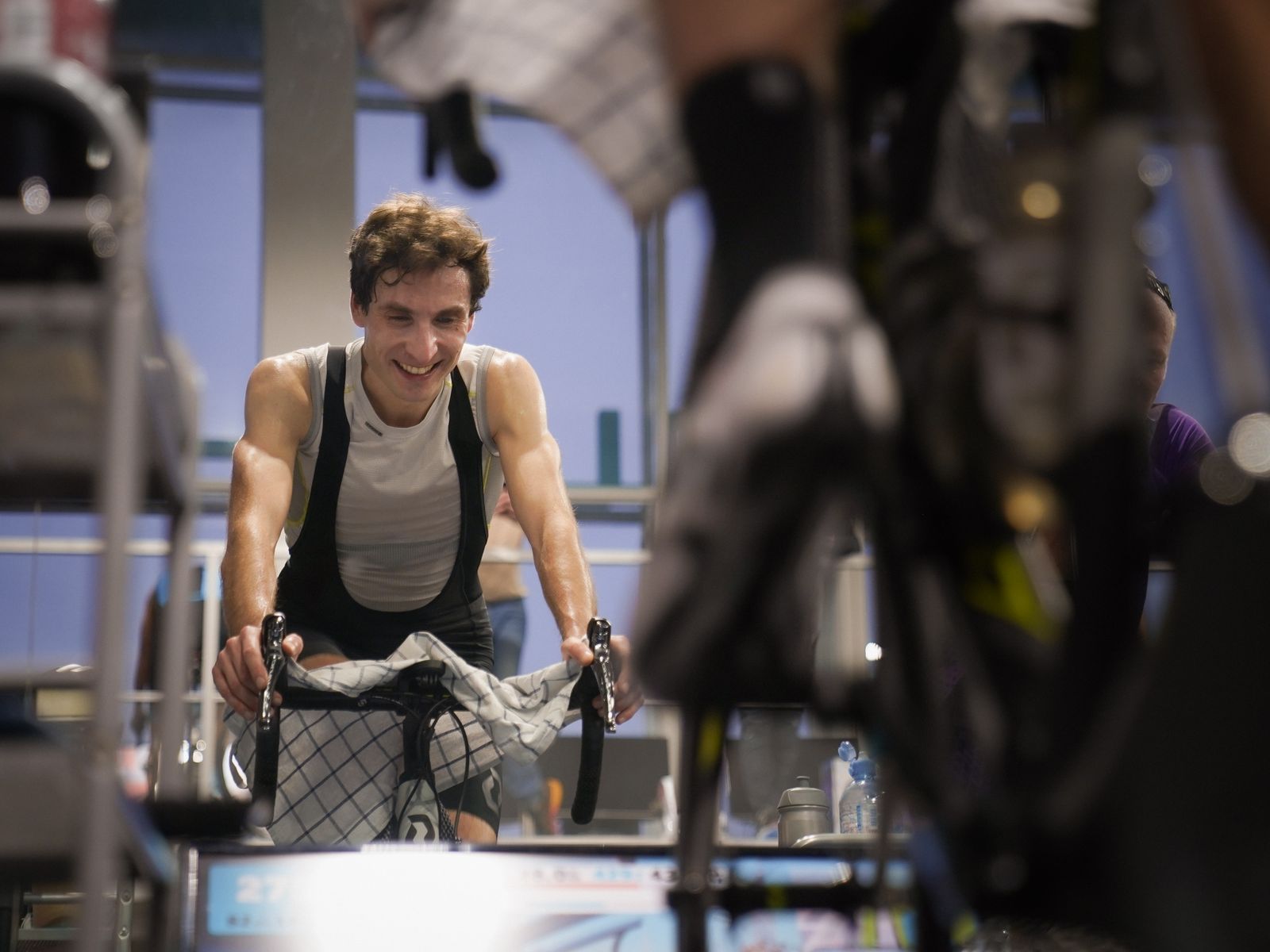 Cycliste réalisant une séance d'intervalles sur un vélo d'intérieur