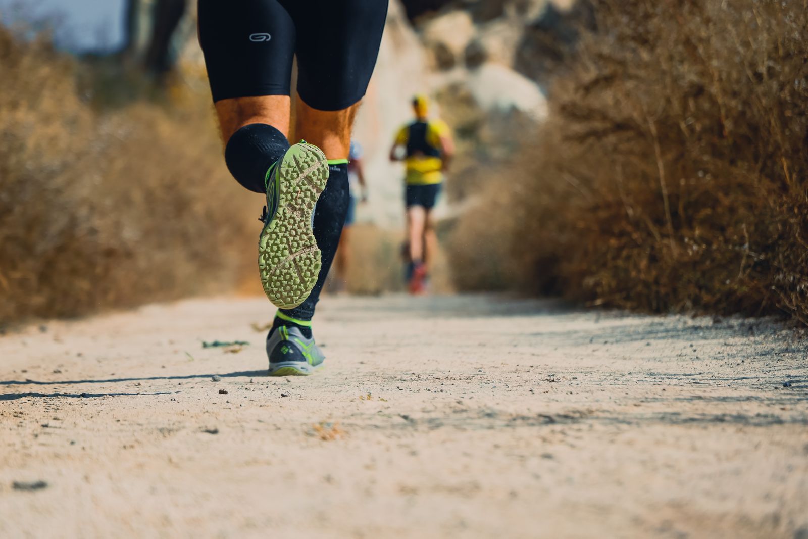 Chaussures de trail en action sur un sentier irrégulier