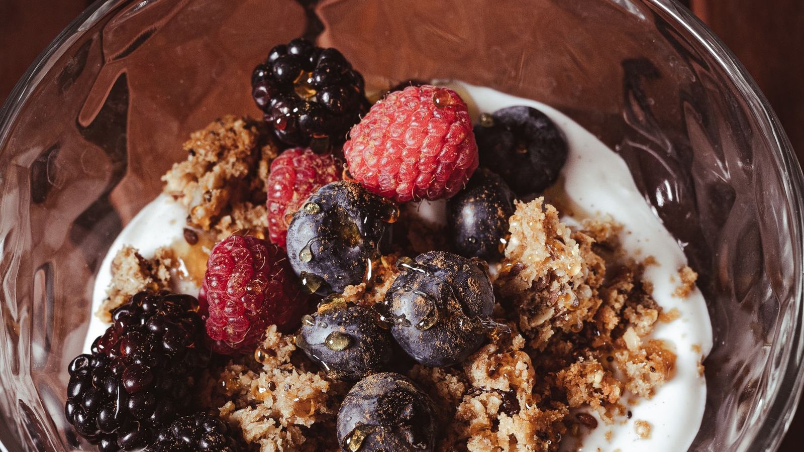Bol de yaourt avec fruits rouges, granola et noix