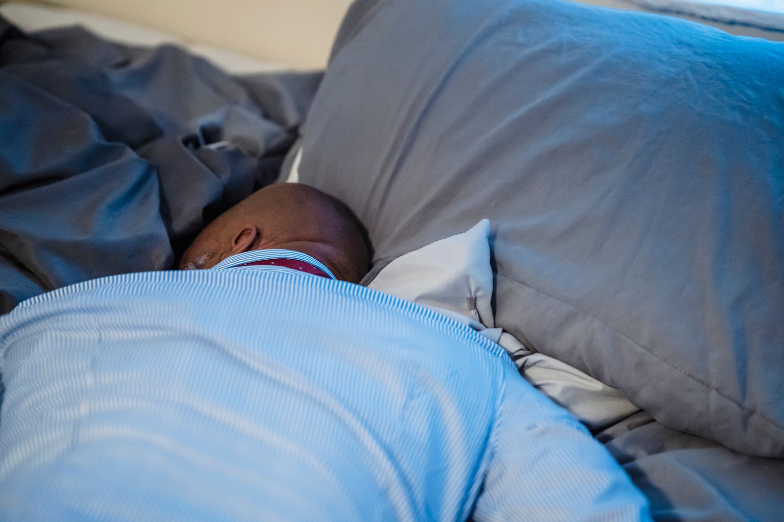 Personne dormant dans une chambre calme