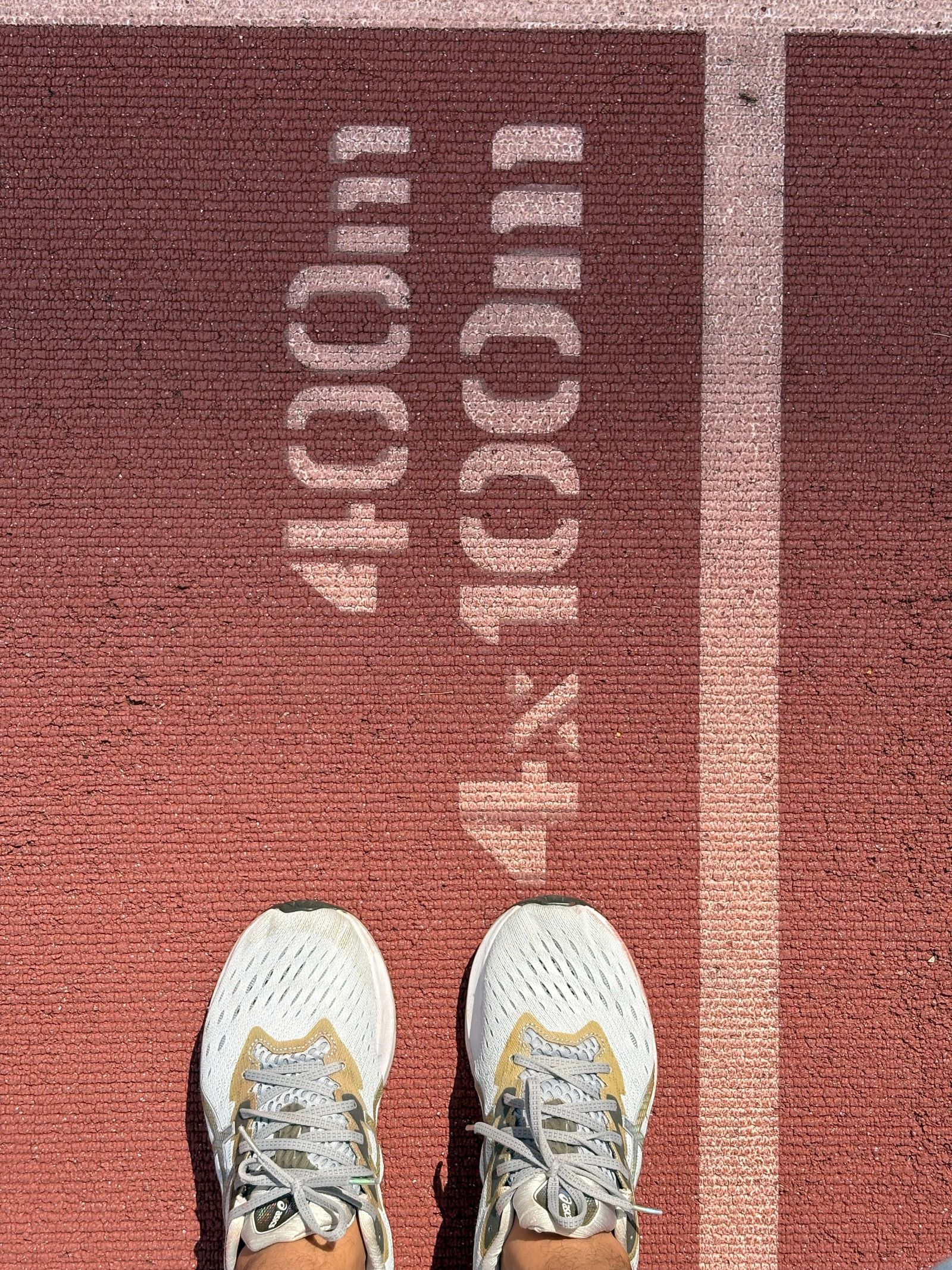 Coureur testant ses chaussures sur une piste d'athlétisme