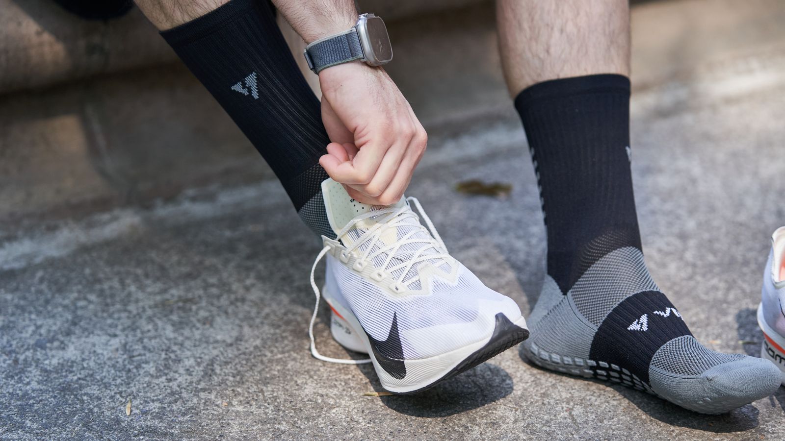 Coureur ajustant les lacets de ses chaussures avant une sortie