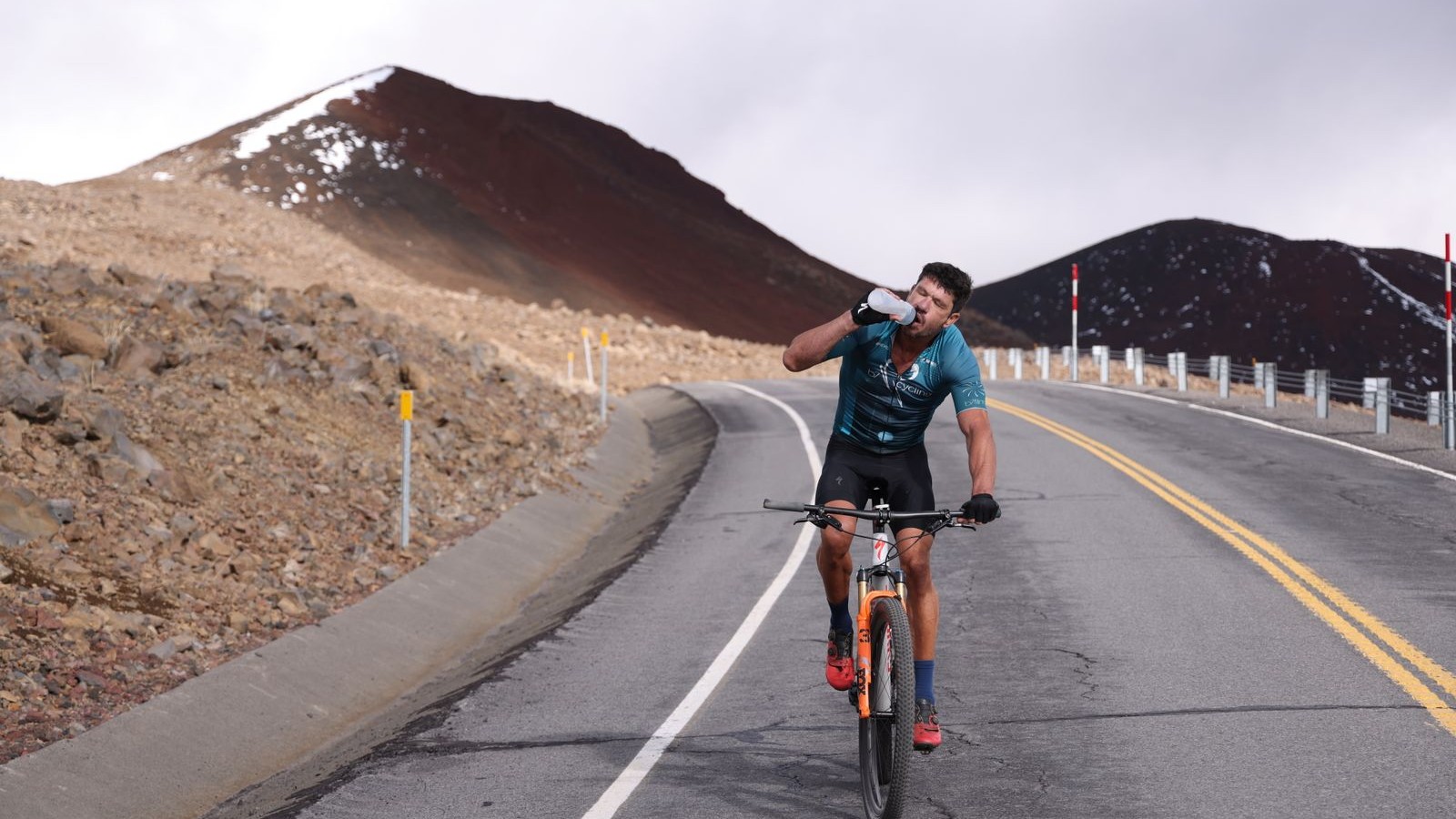 Cycliste s'hydratant pendant un effort d'endurance